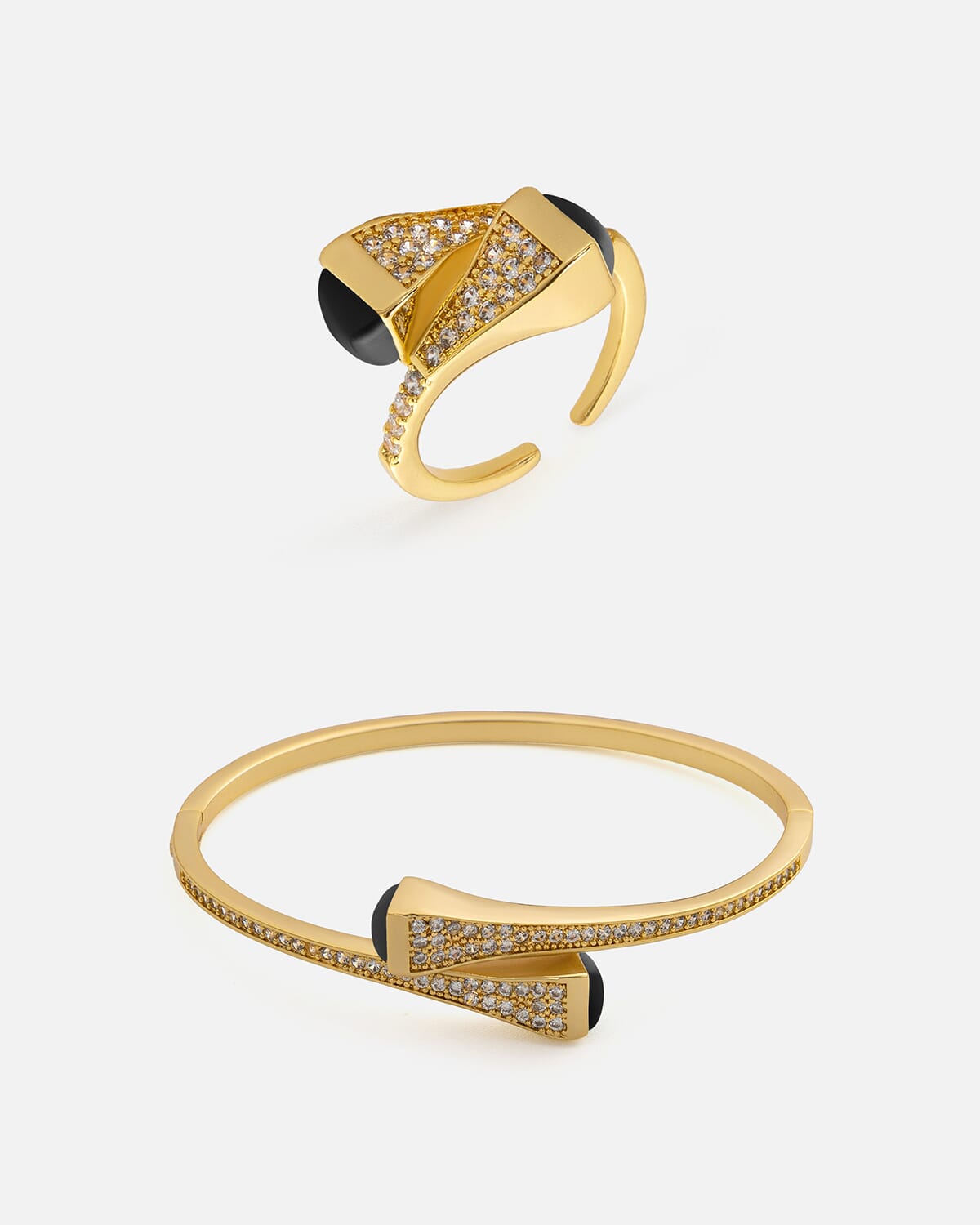 ‎ طقم نسائي جذاب بلون ذهبي